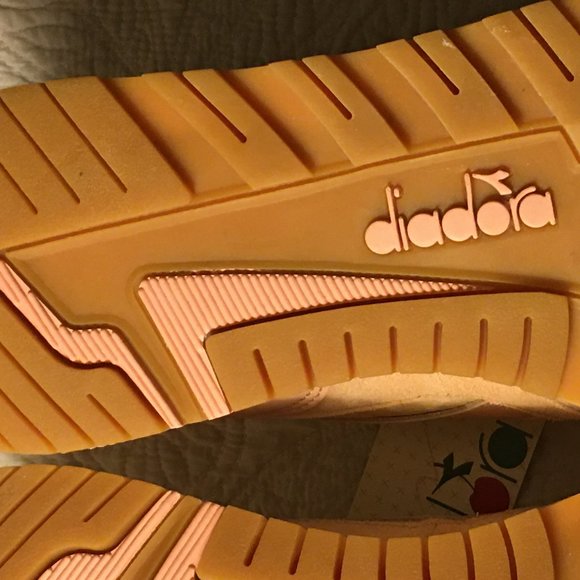DIADORA x Feature N9000 Unisex Runners    NWT! - Picture 5 of 16